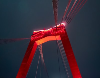 夜间红色斜拉桥